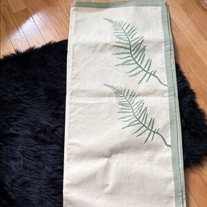 Yankee Candle Elegant Fern Table Runner in Cream and Green